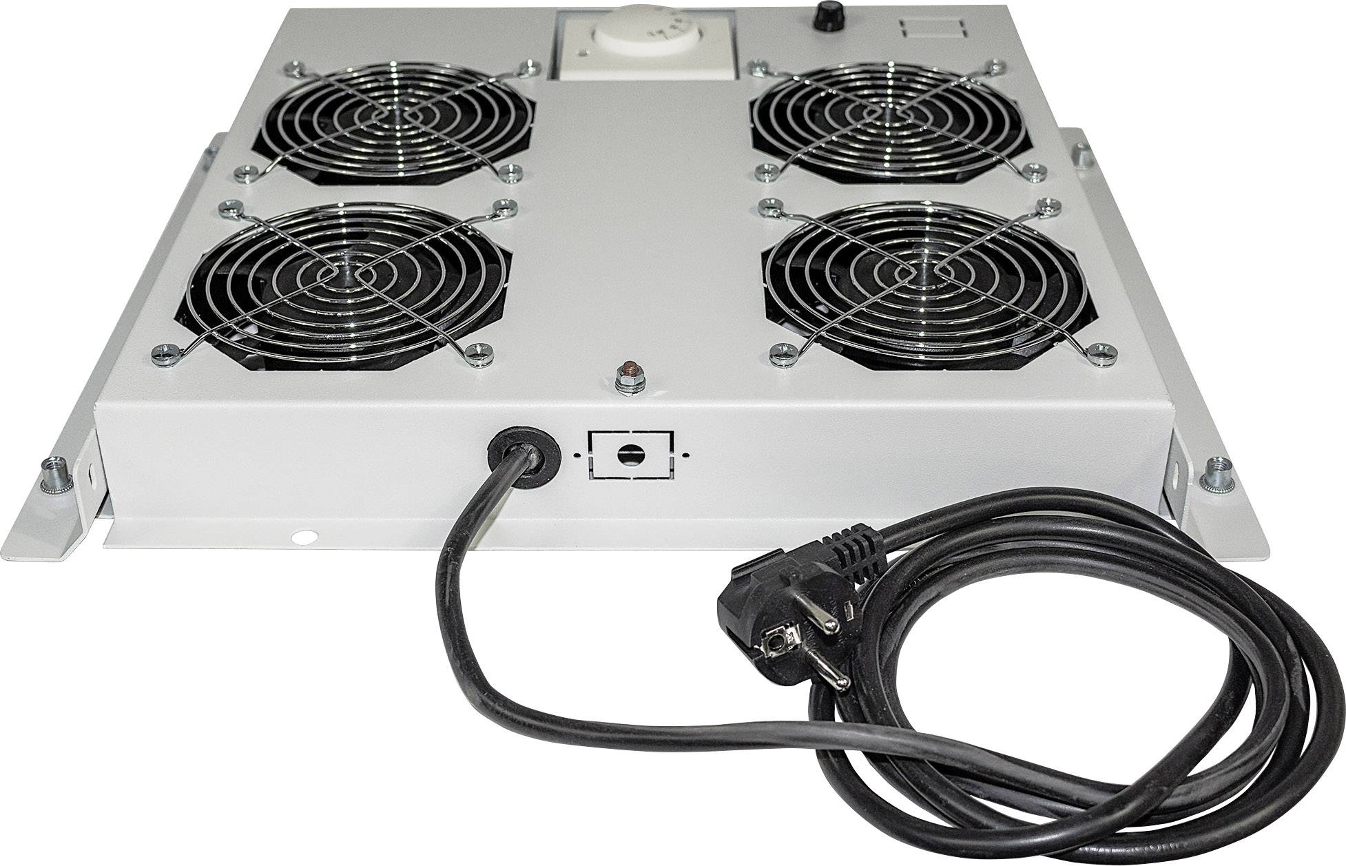 Un ventilatore elettrico con quattro ventole e un lungo cavo di alimentazione, progettato per raffreddare dispositivi in un ambiente tecnico.