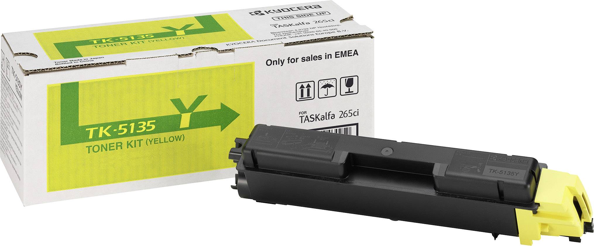 Kit toner giallo TK-5135 accanto alla confezione. Etichetta sulla scatola: 'Kit toner (Giallo)'. Adatto per vendita EMEA.