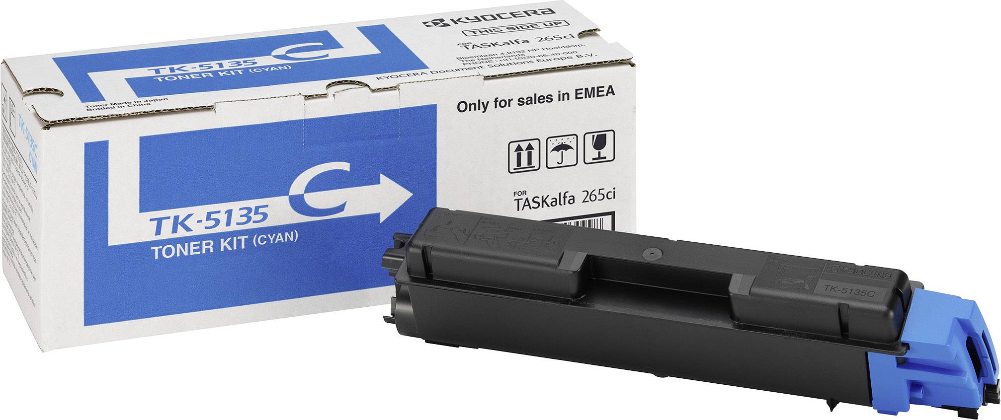 Kit toner Kyocera, modello TK-5135C, in colore ciano, con confezione e cartuccia del toner, disponibile esclusivamente nella regione EMEA per l'utilizzo nelle stampanti.