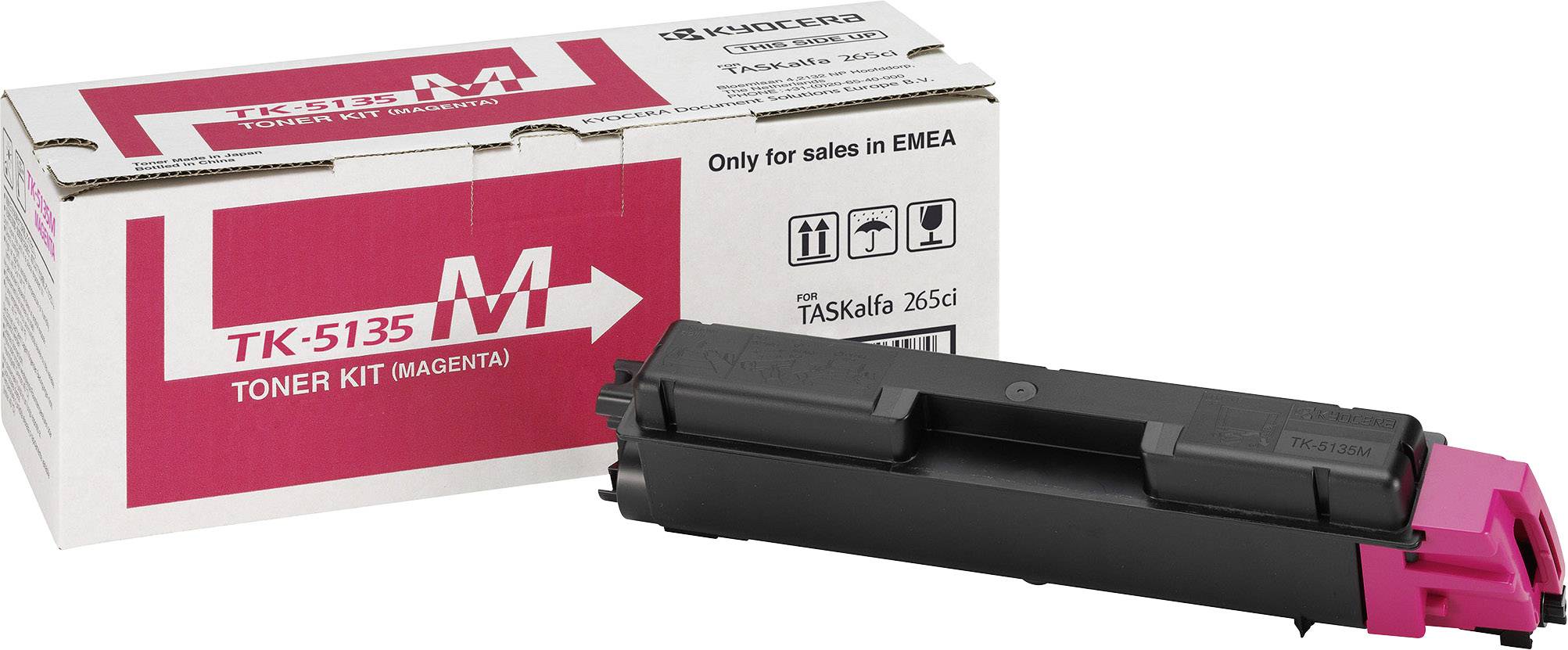 Una cartuccia di toner nero con estremità rosa accanto a una confezione bianca con la scritta 'Kit Toner TK-5135 M (Magenta)'.