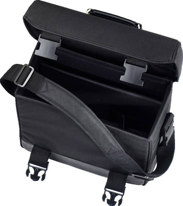 Borsa a tracolla nera, aperta, con cinghia a tracolla regolabile e due chiusure frontali. Ideale per laptop e documenti.