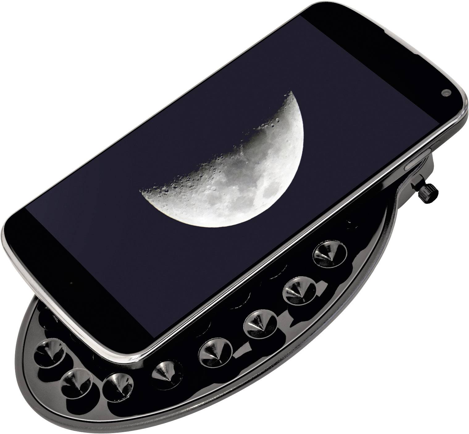 Uno smartphone con un'immagine della luna mostra un'app delle fasi lunari. Sotto di esso, una tastiera di una macchina da scrivere antica.