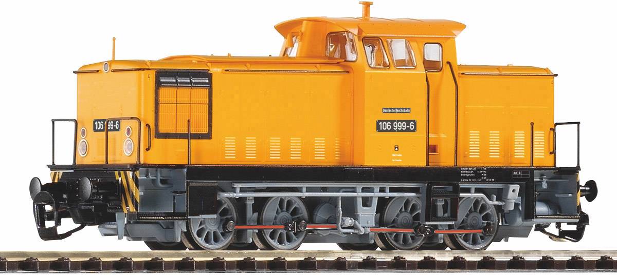 Una locomotiva gialla sui binari, vista laterale. Ha dettagli neri e grigi e il numero '105 999-6'.
