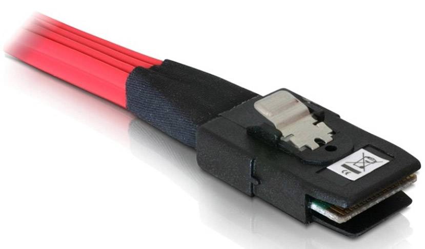 Primo piano di un cavo dati rosso con un connettore nero e argentato, probabilmente un cavo SAS per il trasferimento veloce di dati.