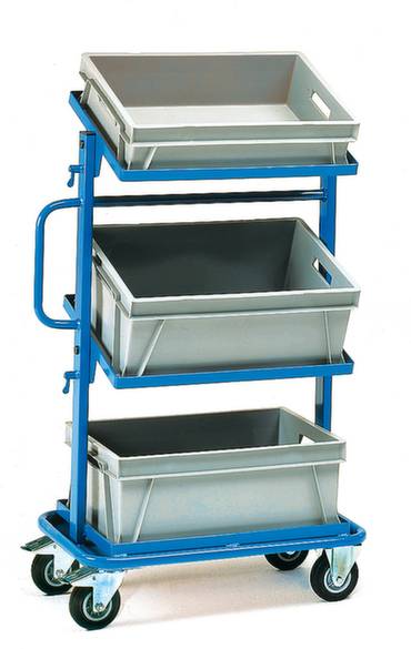 Un carrello blu con tre casse grigie, impilate su due livelli. Il carrello ha ruote per un facile movimento.
