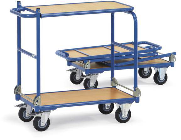 Due carrelli di trasporto blu su ruote con piattaforme in legno. Il carrello anteriore è più grande e posto leggermente di lato, mentre quello posteriore è parzialmente visibile.