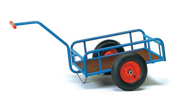 Un carrello blu con ruote rosse e una piattaforma in legno. Il manico è lungo e blu, adatto al trasporto di carichi leggeri.