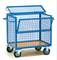 Un carrello blu con griglia e quattro ruote, adatto al trasporto di merci o materiali. Porte superiori e laterali pieghevoli.