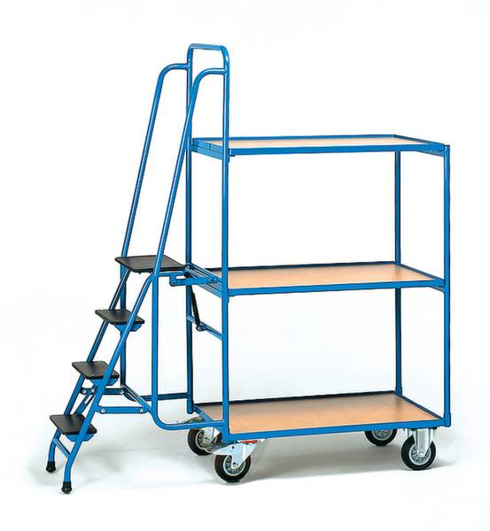 Carrello blu con tre ripiani in legno e scala integrata. Quattro ruote garantiscono la mobilità. Adatto per magazzino o officina.