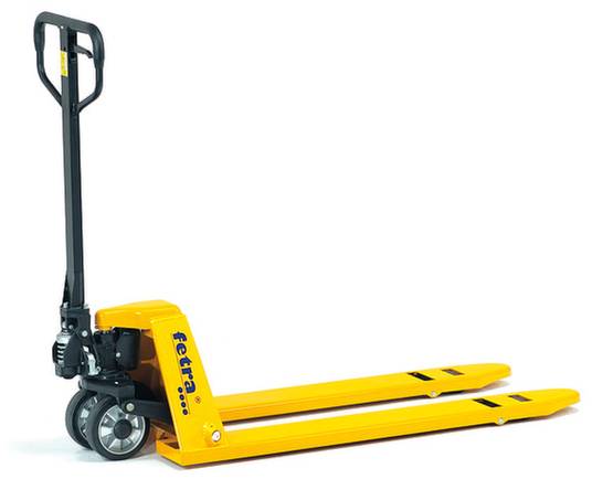 Transpallet giallo con impugnatura nera, utilizzato per spostare pallet. Posizionato su sfondo bianco.