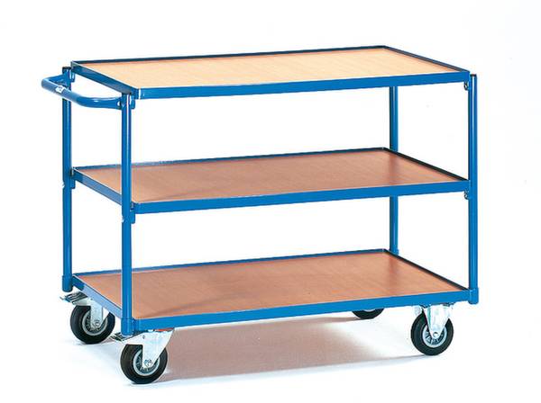 Un carrello blu con tre ripiani in legno e quattro ruote, adatto per il trasporto di oggetti in un ambiente di magazzino.