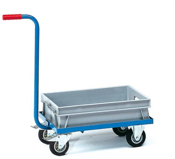 Un carrello di trasporto blu con impugnatura rossa e quattro ruote. Il carrello ha uno scomparto rettangolare grigio per il trasporto di oggetti.