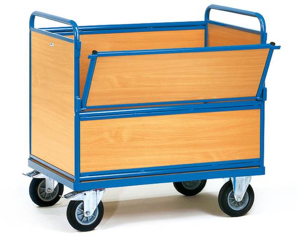 Un carrello di trasporto blu con rivestimento in legno e quattro ruote. Il carrello ha un lato ribaltabile ed è adatto al trasporto di materiali.