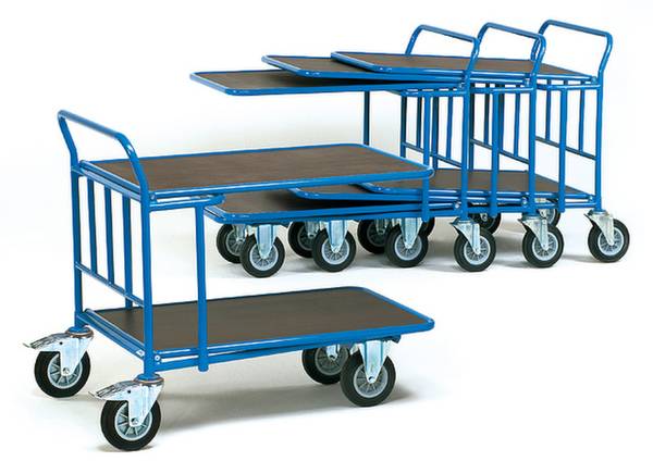 Cinque carrelli di trasporto blu impilati l'uno sull'altro, con piattaforme nere e ruote, utilizzati per il trasporto agevole di oggetti.