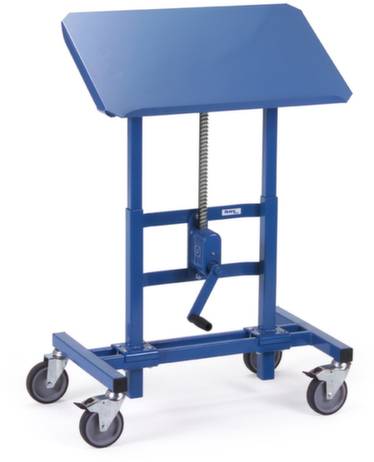 Un tavolo blu regolabile in altezza su ruote, con una funzione a manovella per l'adattamento dell'altezza e una superficie di lavoro inclinata.