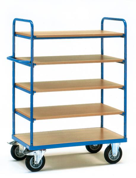 Un carrello di trasporto blu a cinque ripiani con scaffali in legno e quattro ruote. Adatto al trasporto di oggetti in magazzini o officine.