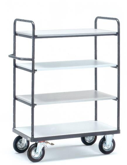 Carrello portaoggetti in metallo con quattro ripiani e sei ruote, adatto per il trasporto di articoli in un ambiente di magazzino.