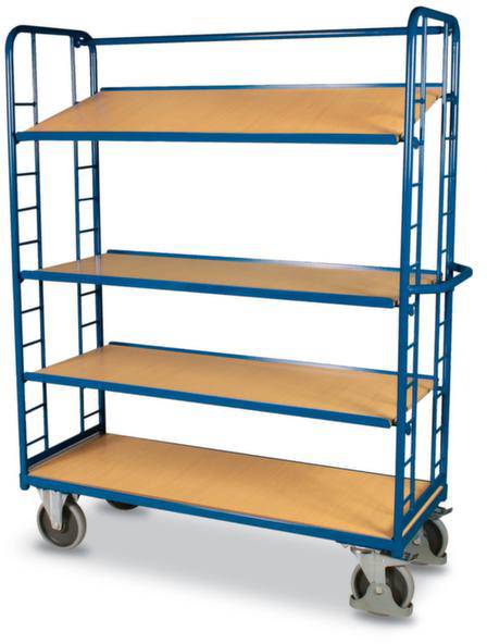 Carrello in metallo con quattro ripiani in legno, montato su ruote grandi per facilitare gli spostamenti. Ideale per magazzini o trasporto merci.