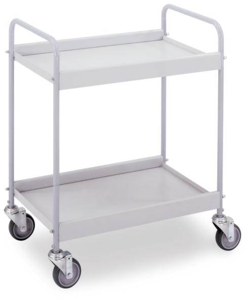 Un semplice carrello grigio con due ripiani e quattro ruote. Ideale per il trasporto di oggetti all'interno di ambienti interni.