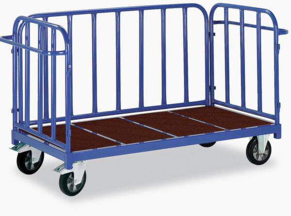 Carrello blu con telaio aperto in griglia metallica e quattro ruote, idoneo per spostare oggetti ingombranti in magazzini o negozi.