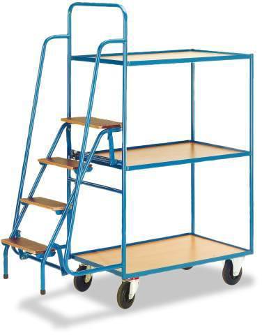 Carrello blu con tre ripiani in legno e una scala integrata a quattro gradini, montato su ruote per un facile trasporto.