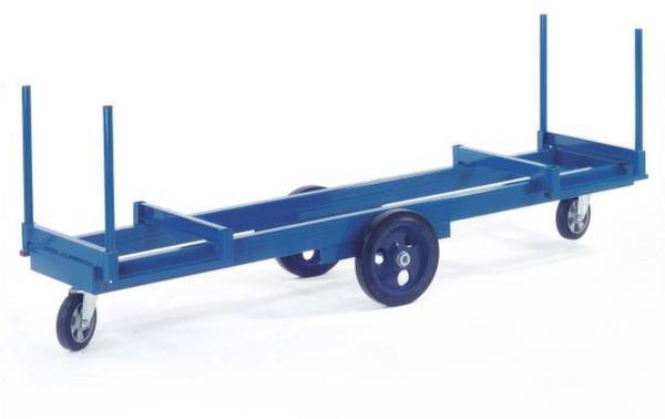 Un lungo rimorchio blu con quattro ruote e pali verticali per il trasporto di materiali lunghi.