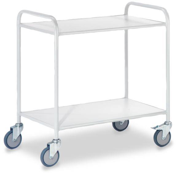 Un carrello da ufficio bianco in metallo con due ripiani e quattro ruote è in posizione verticale.