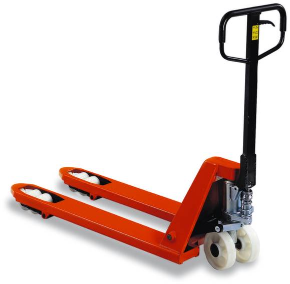 Un transpallet rosso con impugnatura nera, montato su quattro ruote bianche, utilizzato per il trasporto di pallet in magazzini o fabbriche.