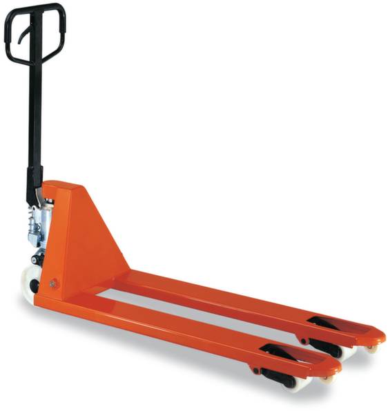 Un carrello elevatore rosso con impugnatura nera, adatto al trasporto di pallet su superfici piane.