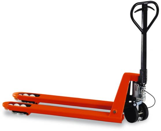 Un transpallet rosso con impugnature e ruote nere, utilizzato per spostare carichi pesanti in magazzini o officine.