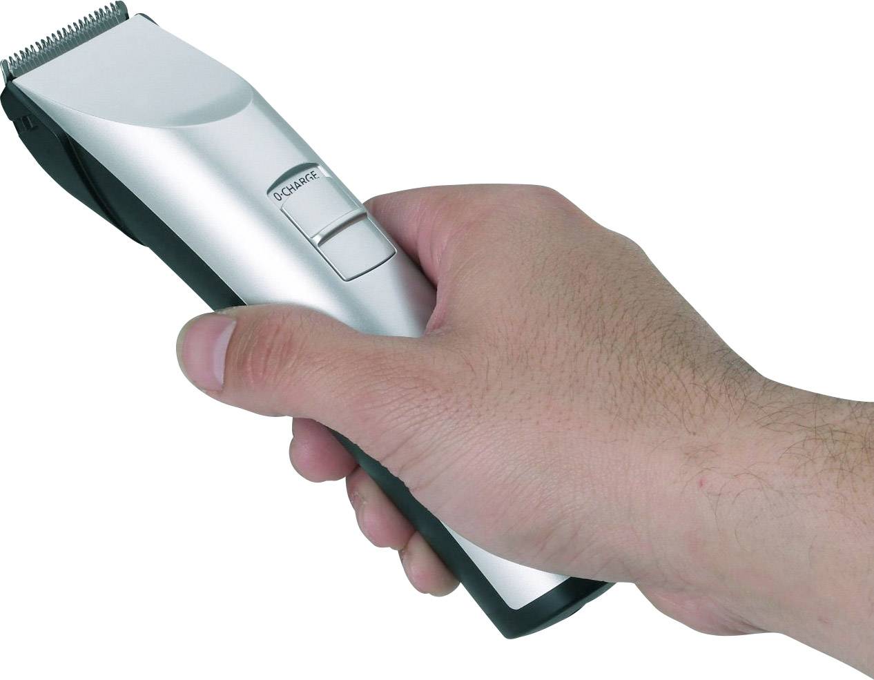 Una mano tiene un tagliacapelli elettrico.