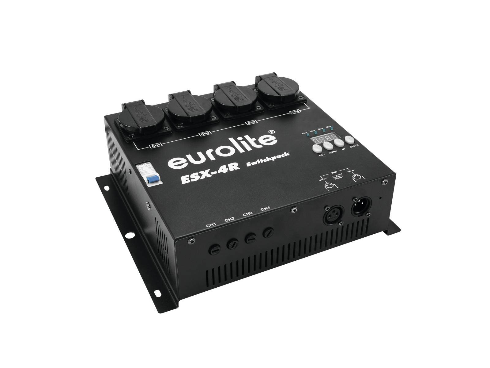 L'immagine mostra un Eurolite ESX-4R Switchpack con più prese elettriche e un display sulla superficie superiore.