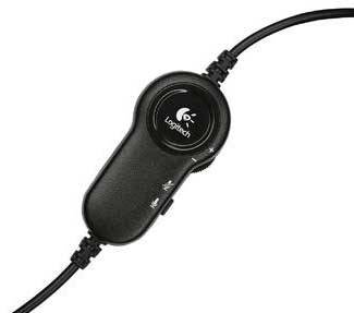 Controller nero per inline con regolatore e tasti per microfono e volume, collegato con cavi, utilizzato per il controllo audio.