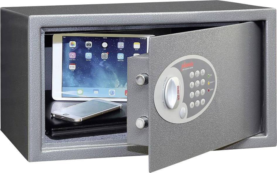 Cassaforte aperta con codice digitale. All'interno si trovano un tablet, un laptop e uno smartphone.