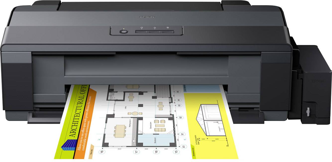 Una stampante sta stampando un piano architettonico con piante colorate e disegni tecnici su carta.