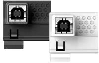 Due porte USB, una nera e una bianca, una accanto all'altra. Mostrano diverse varianti di colore di un dispositivo elettrico.