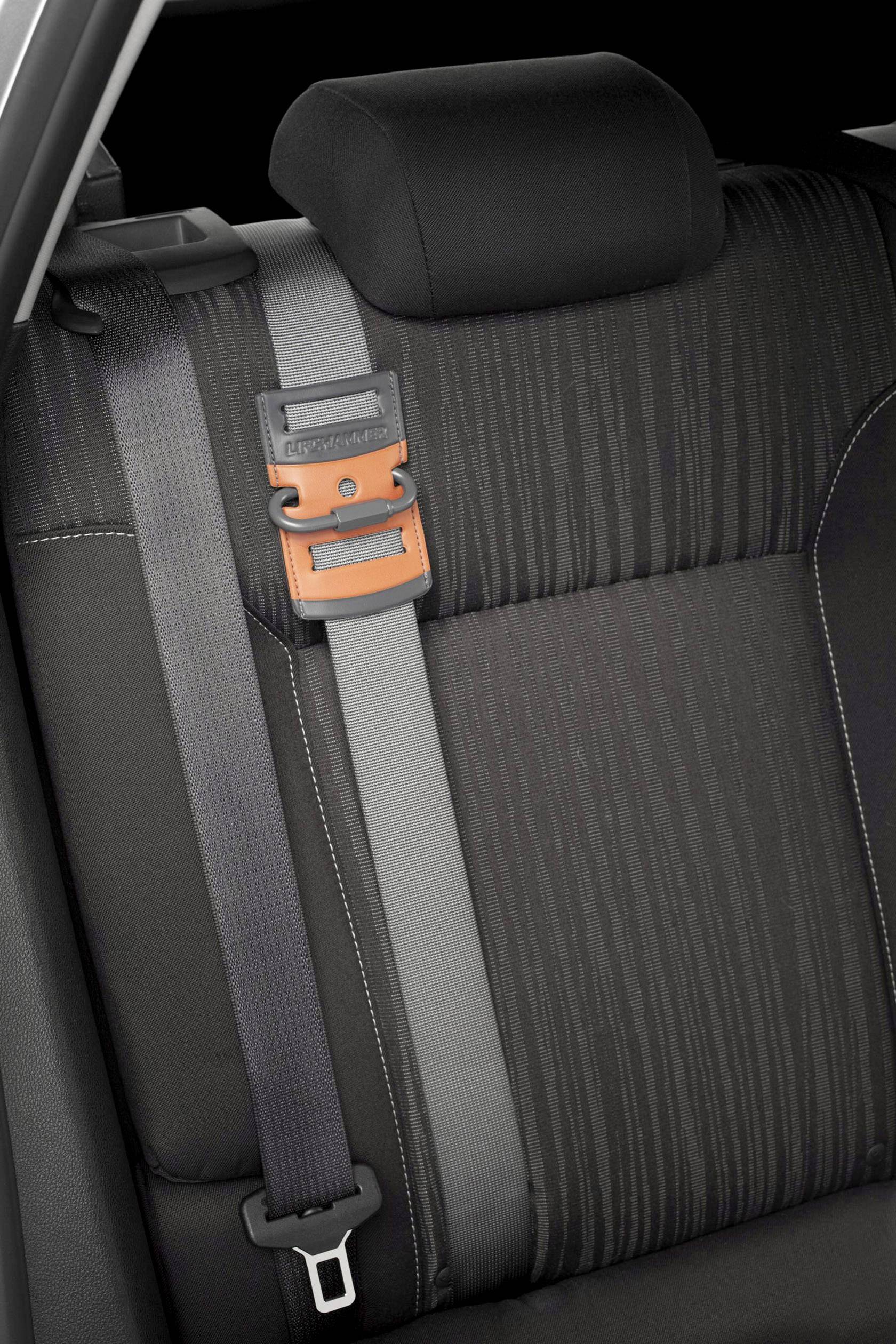 Sedile posteriore di un'auto con una cintura di sicurezza nera correttamente allacciata. L'interno è essenziale e moderno.