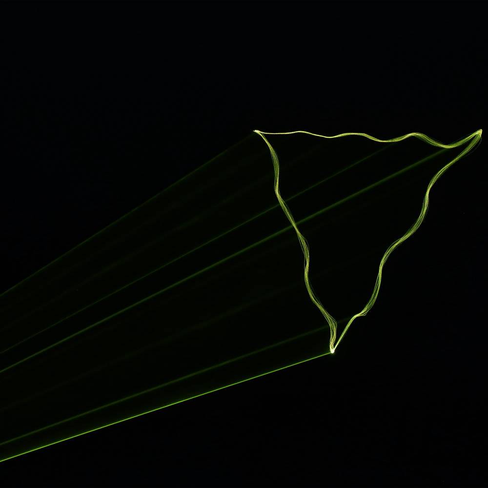 Sfondo nero con linee verdi luminose che formano un'astratta figura triangolare; richiama l'arte futuristica.