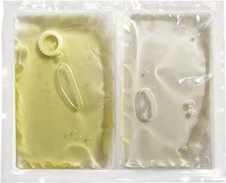 Due sacchetti rettangolari, quello di sinistra giallognolo con liquido trasparente e forme, quello di destra chiaro con bolle.