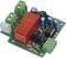Scheda elettronica con componenti elettronici come resistenze, condensatori e un relè rosso su substrato verde.