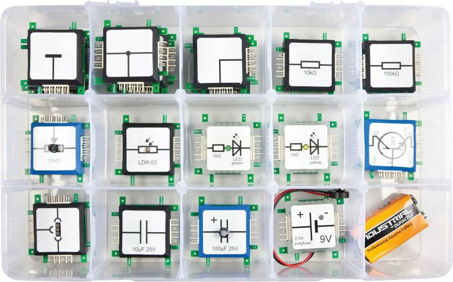 Un organizer con diversi moduli di circuiti elettronici e una batteria inserita. Ogni modulo mostra simboli e valori differenti.