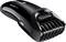 Un tagliabarba nero con attacco pettine regolabile. Il trimmer è ergonomico e adatto per rifilature precise.
