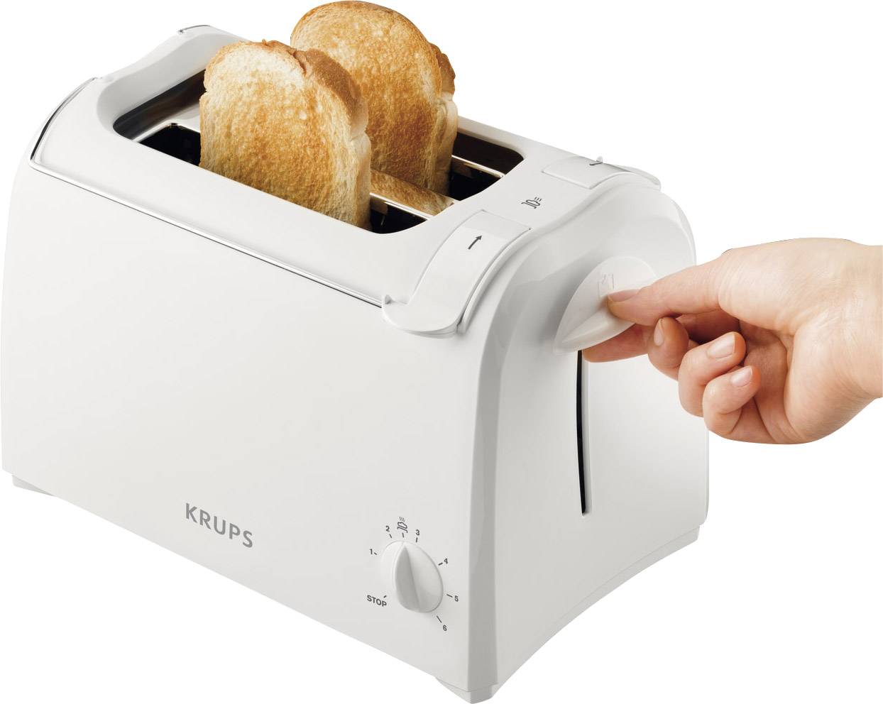 Una mano sta tostando due fette di pane in un tostapane Krups bianco. Il toast appare color oro bruno.