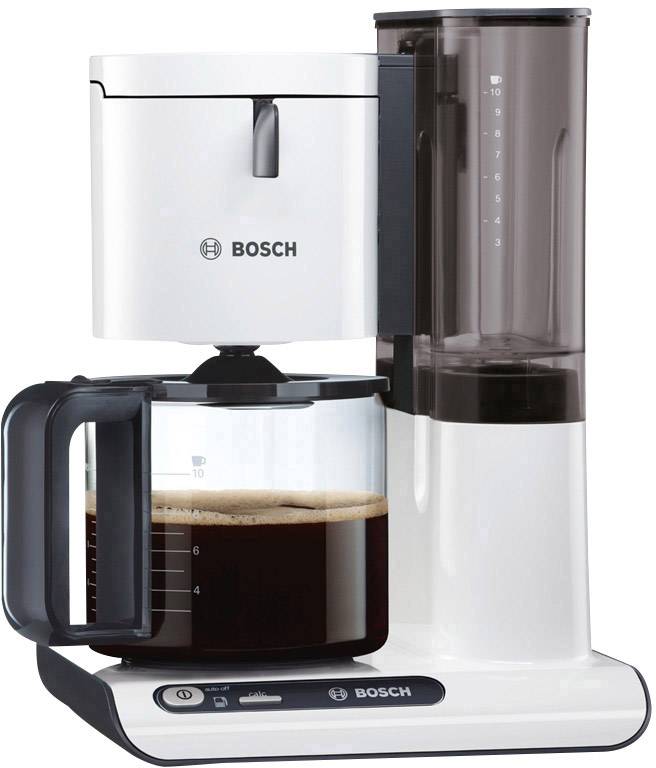 Macchina da caffè con brocca di vetro piena di caffè, design bianco con serbatoio dell'acqua e pannello di controllo, nome del marchio visibile.