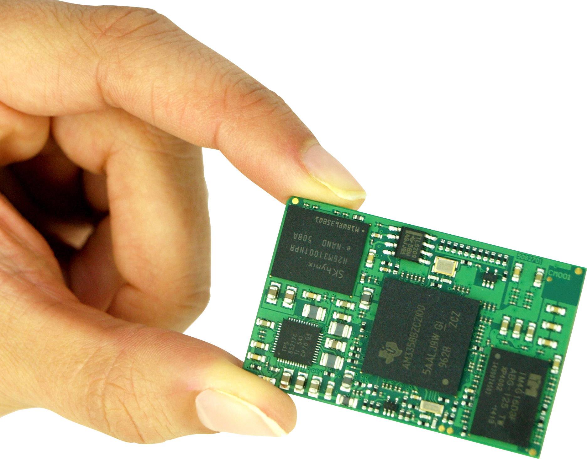 Una mano tiene un piccolo chip verde con diversi componenti; simboleggia la tecnologia moderna e la miniaturizzazione.