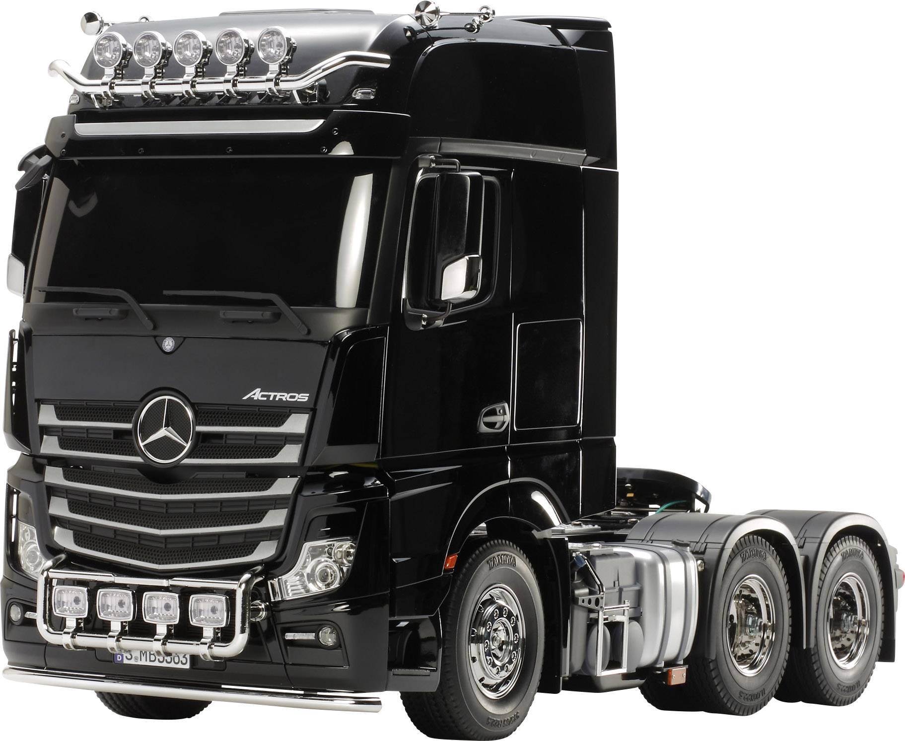 Camion nero con sei fari sul tetto, griglia del radiatore lucente e cinque fari paraurti, vista laterale.
