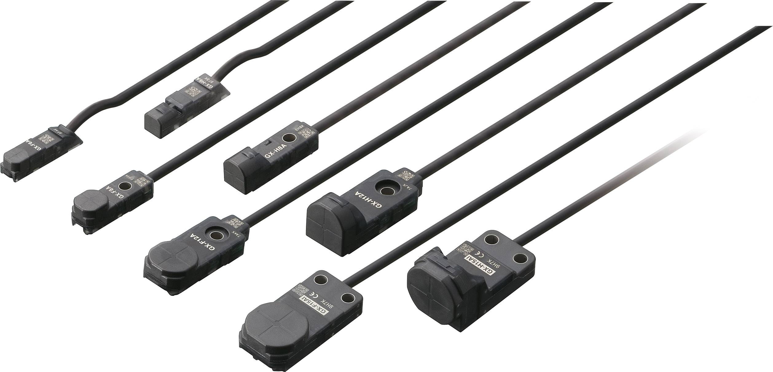 Diversi sensori di prossimità neri di dimensioni e forme diverse, con cavi per connessioni elettriche.