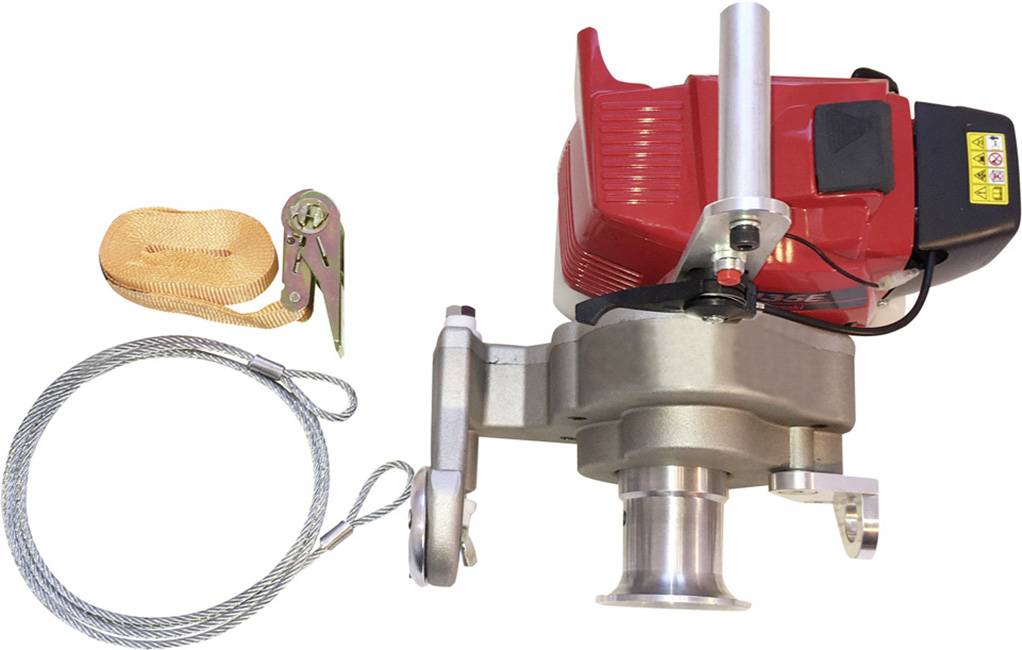 Verricello con involucro rosso, incluso cavo d'acciaio, cinghia gialla e cricchetto. Utilizzato per sollevare carichi pesanti.