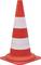 Un cono stradale arancione e bianco è posto verticalmente. Utilizzato principalmente per la sicurezza e per scopi di avvertimento su strade e cantieri.