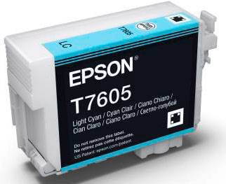 Cartuccia d'inchiostro Epson T7605 in Ciano chiaro. Adatta per stampe nitide e di alta qualità cromatica. Reca la scritta 'Light Cyan'.